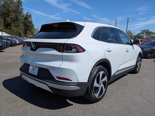 2025 VinFast VF 8 Eco