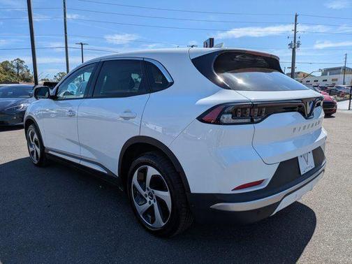 2025 VinFast VF 8 Eco