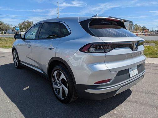 2025 VinFast VF 8 Eco