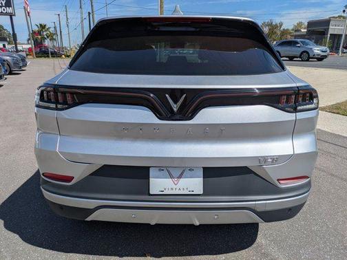 2025 VinFast VF 8 Eco