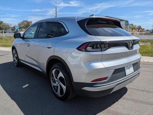 2025 VinFast VF 8 Eco