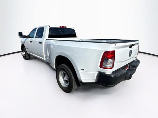 2022 RAM 3500 Tradesman Crew Cab 4x4 8' Box