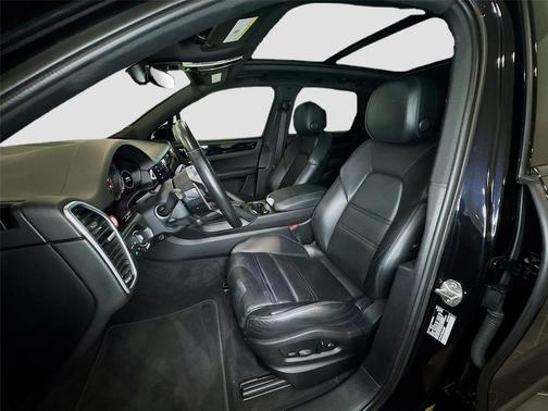 Jet Black Metallic 2022 Porsche Cayenne Cayenne