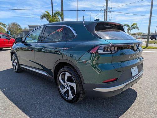 2025 VinFast VF 8 Eco