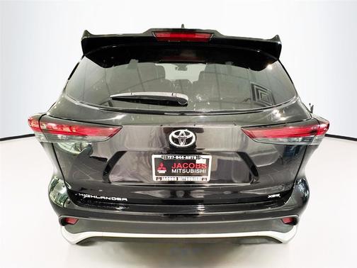 Midnight Black Metallic 2024 Toyota Highlander XSE