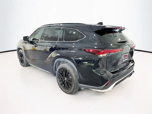 Midnight Black Metallic 2024 Toyota Highlander XSE