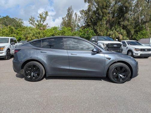 2022 Tesla Model Y Long Range Dual Motor All-Wheel Drive
