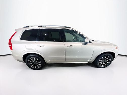 2017 Volvo XC90 T6 Momentum