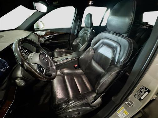 Luminous Sand Metallic 2017 Volvo XC90 T6 Momentum