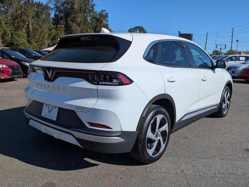 2025 VinFast VF 8 Eco
