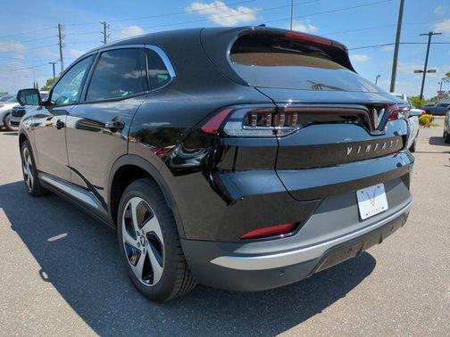 2025 VinFast VF 8 Eco