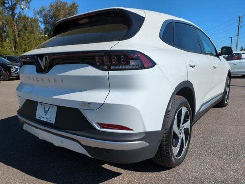 2025 VinFast VF 8 Eco