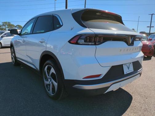 2025 VinFast VF 8 Eco