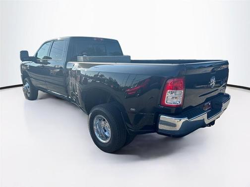 Diamond Black Crystal Pearlcoat 2024 RAM 3500 Tradesman Crew Cab 4x4 8' Box