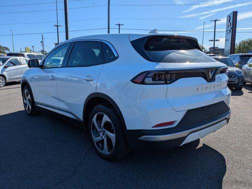 2025 VinFast VF 8 Eco