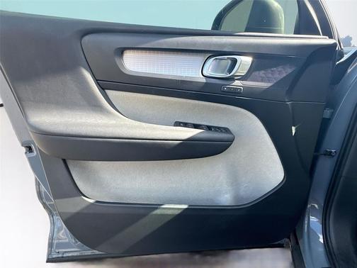2020 Volvo XC40 T5 Momentum