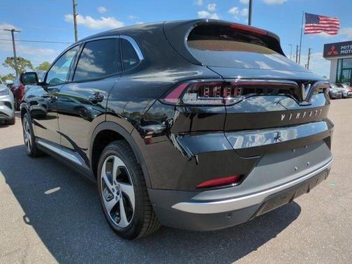 2025 VinFast VF 8 Eco