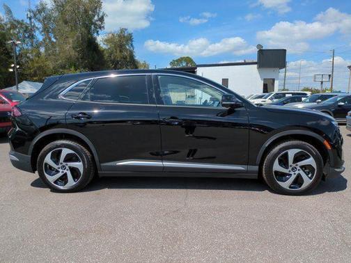 2025 VinFast VF 8 Eco