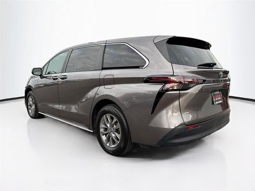 2024 Toyota Sienna LE