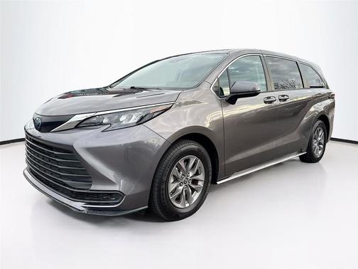 2024 Toyota Sienna LE