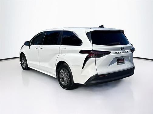 2024 Toyota Sienna LE