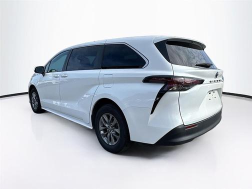 2024 Toyota Sienna LE