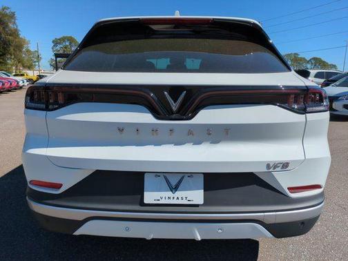 2025 VinFast VF 8 Eco