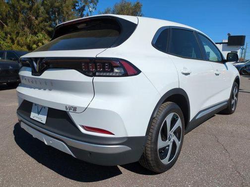 2025 VinFast VF 8 Eco