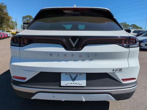 2025 VinFast VF 8 Eco
