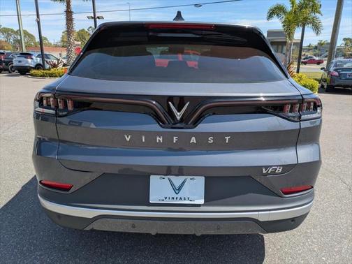 2025 VinFast VF 8 Eco
