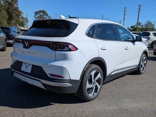 2025 VinFast VF 8 Eco