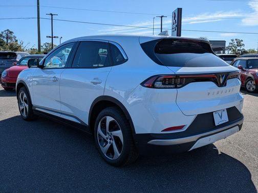 2025 VinFast VF 8 Eco