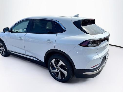 2025 VinFast VF 8 Eco