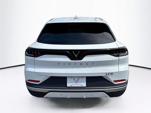 2025 VinFast VF 8 Eco