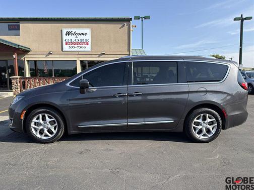 Granite Crystal Metallic Clearcoat 2017 Chrysler Pacifica Touring-L