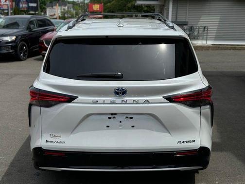 Pearl 2025 Toyota Sienna Platinum 7 Passenger