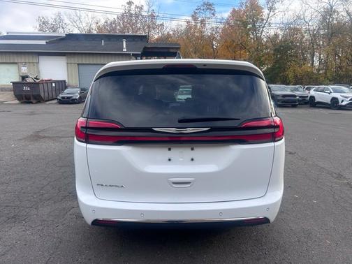 Bright White Clearcoat 2025 Chrysler Pacifica Select