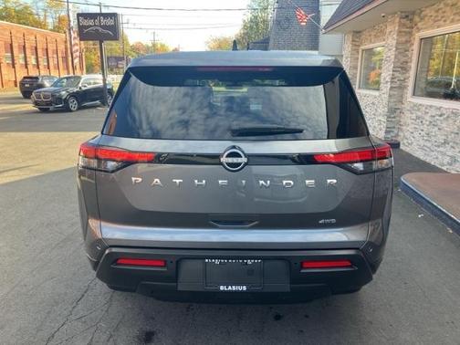 2024 Nissan Pathfinder S