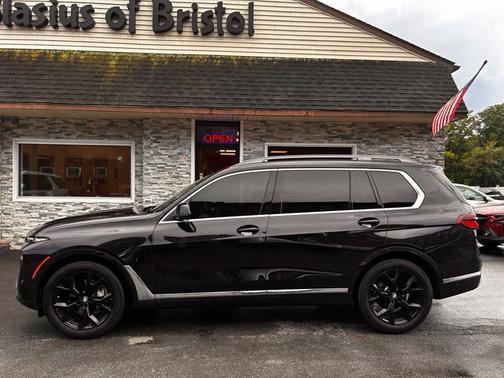 Black Sapphire Metallic 2024 BMW X7 xDrive40i