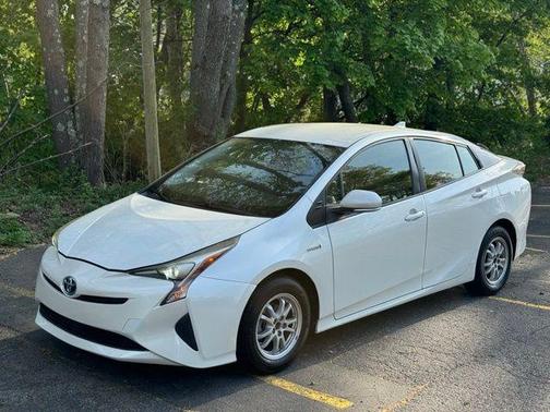 Blizzard Pearl 2016 Toyota Prius Two