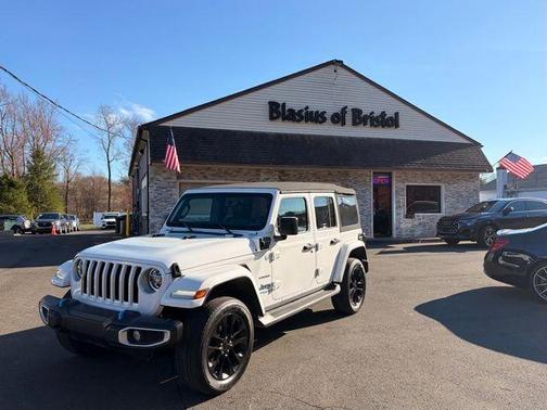Silver Zynith Clearcoat 2022 Jeep Wrangler Unlimited Sahara Altitude