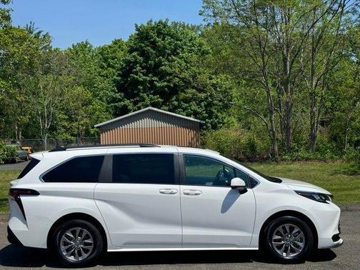 Ice 2025 Toyota Sienna LE