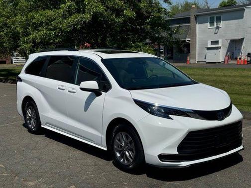 Ice 2025 Toyota Sienna LE