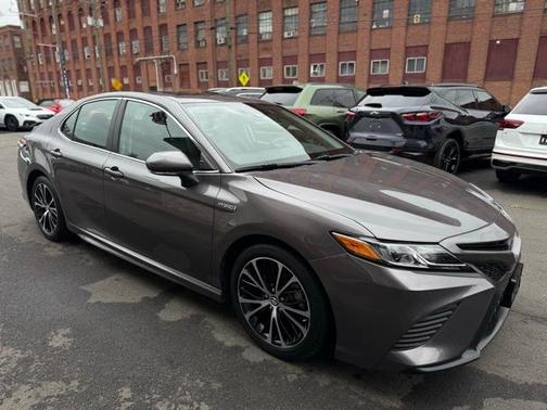 2019 Toyota Camry Hybrid SE