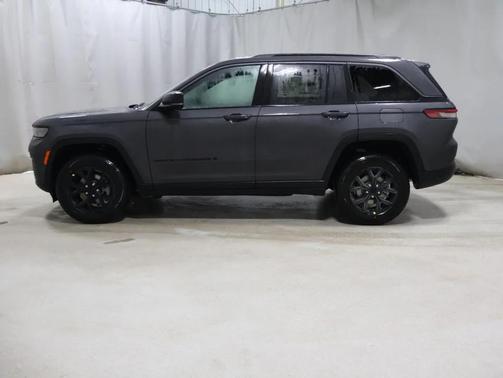 Baltic Gray Metallic Clearcoat 2026 Jeep Grand Cherokee Altitude