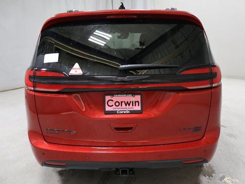 Red Hot Pearlcoat 2026 Chrysler Pacifica Limited