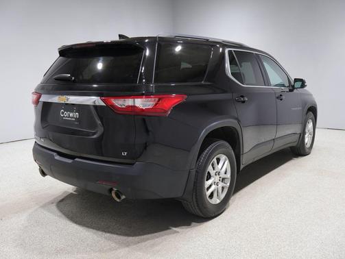 Mosaic Black Metallic 2021 Chevrolet Traverse LT Leather