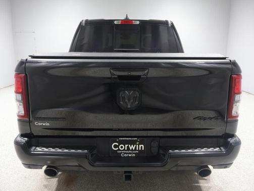 Diamond Black Crystal Pearlcoat 2022 RAM 1500 Big Horn/Lone Star