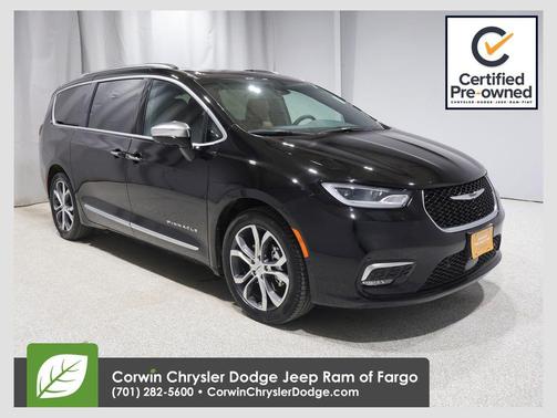 Diamond Black Crystal Pearlcoat 2024 Chrysler Pacifica L