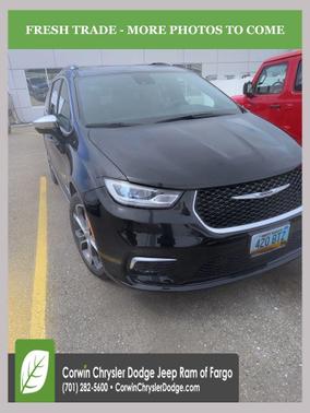 Diamond Black Crystal Pearlcoat 2024 Chrysler Pacifica L